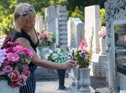 Meghökkentő új divat a te­me­tő­ben: nem ta­lá­lod ki, mi tesz­nek a sír­kőre
