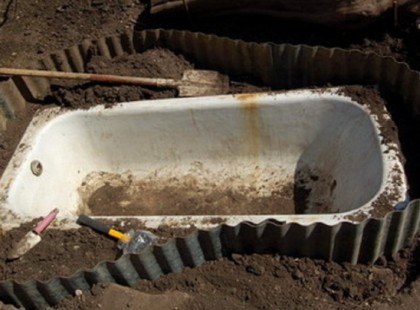 A szomszédom fogta a régi fürdőkádat és elásta a kertben, nem értettem mit csinál, de mikor megláttam, mi lett belőle…