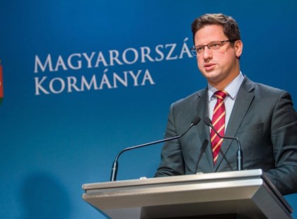 1 perce jelentette be Gulyás Gergely a MAI KORMÁNYINFÓN!!!! Minden nyugdíjas kap rezsiutalványt idén AJÁNDÉKBA! Mindenki megkapja szeptember 30-ig! Ekkora összeg érkezik hamarosan :