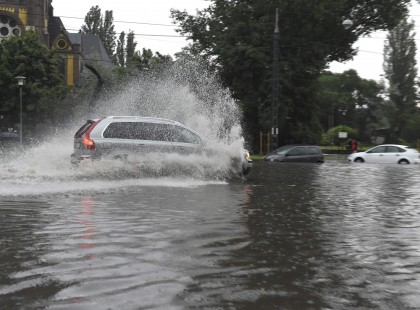 Rohamokban tör ránk a FELHŐSZAKADÁS rengeteg esővel! JÉGESŐVEL, széllel, cikázó villámokkal CSAP LE A VIHAR PÁR ÓRÁN BELÜL : Riasztást adtak ki ezekre a megyékre :