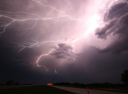 VESZÉLYES IDŐ csap le pár ÓRÁN belül ÖZÖNVÍZSZERŰ FELHŐSZAKADÁSSAL, 90 km/órás széllel és JÉGESŐVEL!!! Ablakokat becsukni, állatokat bezárni! >>>>