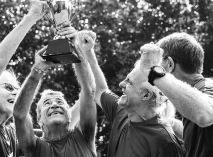 A rokonlátogatás nem, de a társasági élet megvéd az időskori elbutulástól