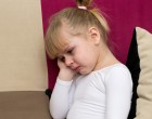 A 4 éves pici lány sírva jön ki a nyilvános vécéből – ekkor az édesanyja meglátja, mi van a lábán