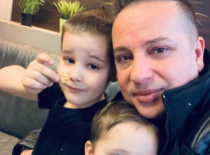 Ő a kis Dávidka, LL. Junior tragikusan elhunyt gyermeke, gyászol az ország!Szegény kicsi gyermek, aki együttérez, támogassa Juniort egy szívvel, felfoghatatlan tragédia