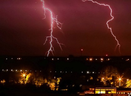 Pár óra múlva durva vihar éri el az országot jégesővel, villámlással, mennydörgéssel!!!! A fél országra riasztást adtak ki – ezekben a megyékben lecsap a JÉGESŐ órákon belül 70 km/órás széllel: