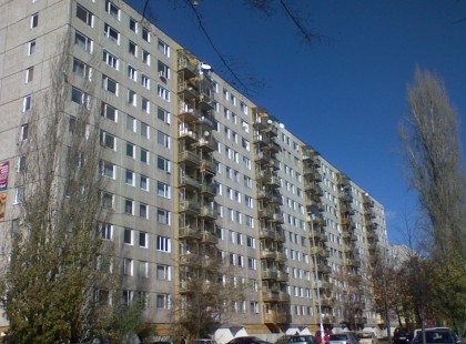 Tragédia: egy másfél éves kisfiú esett ki egy panel negyedik emeletéről!