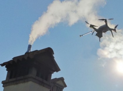 DRÓNOKKAL FOGJÁK ELLENŐRIZNI, HOGY MIVEL FŰT A LAKOSSÁG. AKI NEM FÁVAL, BEKOPOGNAK A BÜNTETÉSSEL! Itt a dátum – ettől kezdve senki nem fűthet fával, szénnel! >>