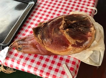 Csülkös bablevest akartam csinálni…VETTÜNK egy nagyon guszta sonkát hozzá..AHOGY HAZA ÉRTÜNK JÖTT A MEGLEPETÉS A BELSEJÉBEN