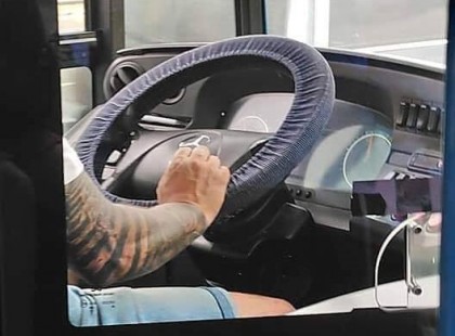 Ma a 196-os buszon ez a tetovált kezű sofőr olyat tett, amin az egész utazósereg elámult