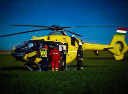 Rengeteg a sérült. Középiskolás diákokat szállító busznak ütközött egy tehergépkocsi