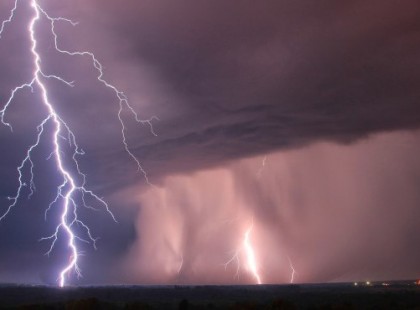 Hatalmas zivatartömb közelít Magyarország felé! FELHŐSZAKADÁSSAL, JÉGESŐVEL, és 90 km/órás széllel támad vihar! ITT CSAP LE néhány órán belül :