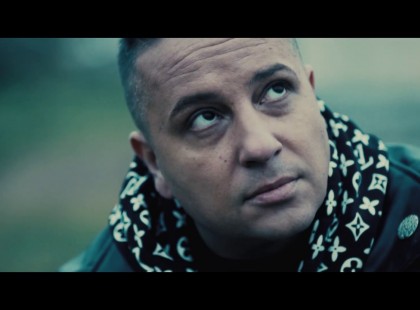 LL. JUNIOR A TEMETŐBEN ÉNEKEL, DE HA EZT MEGTUDOD, MÁSKÉPP NÉZED MEG A VIDEÓT…..