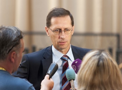 Varga Mihály a nőket és a nyugdíjasokat is a szalag mellé hajtaná robotolni