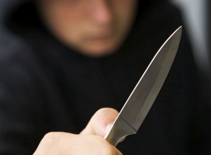 A 12 éves kislány ordítva szúrta le az anyját és az apját is