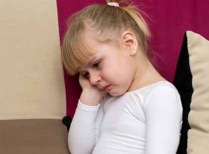 A 4 éves pici lány sírva jön ki a nyilvános vécéből – ekkor az édesanyja meglátja, mi van a lábán