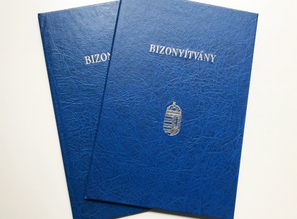 250 OKJ tanfolyam indul INGYEN, 100%-ban állami támogatással szeptemberben!!! Jelentkezz, mert az utolsó lehetőségek egyike!!! Bárki jelentkezhet rá, nem függ sem életkortól, sem jövedelemtől!!!!! Ha ezekre a képzésekre jelentkezel, akkor még HAVI 50 EZER FORINTOT IS KAPSZ minden hónapban!!! >>>