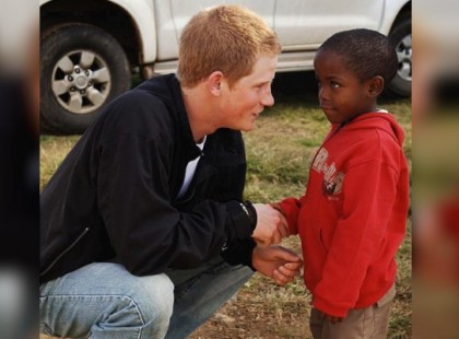 Harry herceg egy árva kisfiúval találkozik Afrikában - 14 évvel később meghívja őt esküvőjére