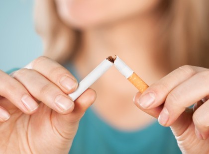 Új törvény lép életbe október 1-től: tilos a lakóépületek erkélyén dohányozni