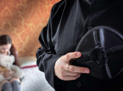 Döbbenet:395 katolikus papot vádolnak sze...xuális zaklatással!Most nyilvánosságra hozták az elkövető papok nevét és fotóját.