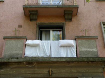 Tegnap az erkélyen teregetve, egy idős bácsit pillantottam meg a járdán, aki a földön feküdt mozdulatlanul! Döbbenet ami ezután történt a szemem láttára! Milyen világban élünk?