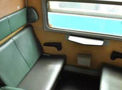 Borzasztó, ami velem és a kisfiammal történt tegnap a Pestről Szolnokra tartó vonaton! Két ittas fiatal ült be mellénk a fülkébe és Ezt tették velünk!