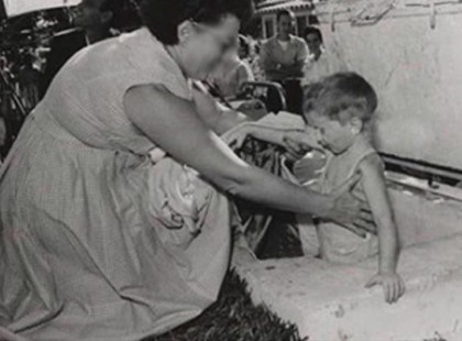 Ez a nő élő gyerekeket fektetett koporsóba. Minden egyes gyerek nevét felírta magának. Összesen több mint 2500-at…