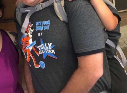 10 éves kislány kirándulni ment, nyitott gerinccel