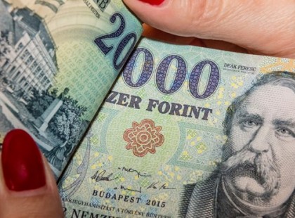 Megint pénzt kapnak a nyugdíjasok, november 32 ezer forintot hoz Önöknek