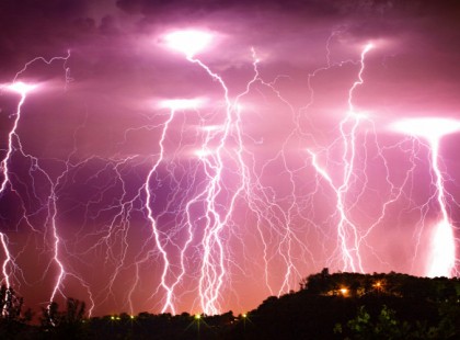 Riasztás! Óráról órára mutatjuk hol csap le a DURVA JÉGESŐ és a 80 km/órás szél, ÖZÖNVÍZSZERŰ ESŐVEL! Térképen mutatjuk hol csap le 10, 11, 12, 13, 14, 15, 16, 17 órakor :