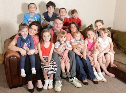 Kislányként 13 évesen esett teherbe 18 éves pasijától, most 21 gyermekük van és boldog házasok