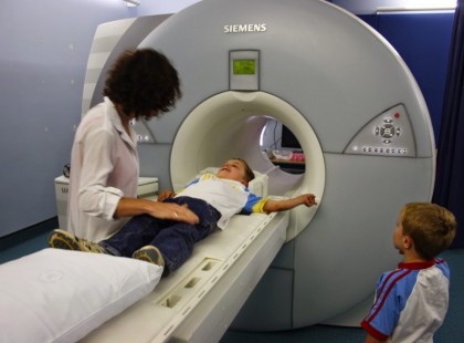 Dani fiam sokszor fájlalta a fejét, a háziorvos szerint szimulál, ahogy egy orvos MRI alá tette, ordított hogy vigyék műteni a gyereket