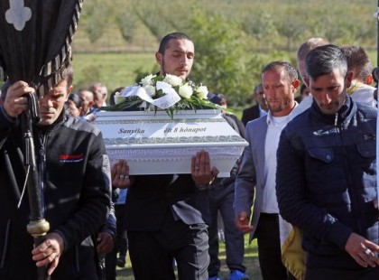 Eltemették a 8 hónapos kis Sanyikát, megható helyszíni felvételek