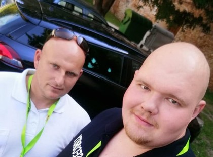 Ebbe halt bele Bence, a 22 éves mentős..Csak ült a padon nevetett, majd..