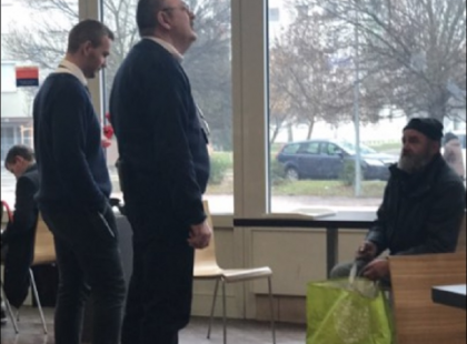 A Tesco biztonsági őrei odamentek az idős hajléktalan bácsihoz, aki békésen üldögélt egy asztalnál és mindenki szeme láttára Ezt tették vele! Mit érdemel ez a két ember tettéért?