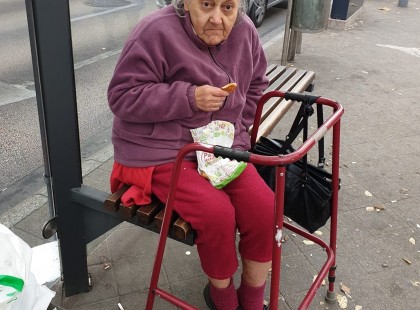 1 hete az utcán él Váli néni, akit kiraboltak kisemmiztek, a kormány se segít rajta