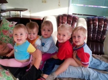 Felesége halála után a férfi egyedül nevelte hat gyermeküket… Aztán egy nap EZZEL jutalmazta meg a sors