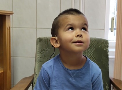 Orvosi bravúr: debreceni siket kisfiúk hallását adták vissza