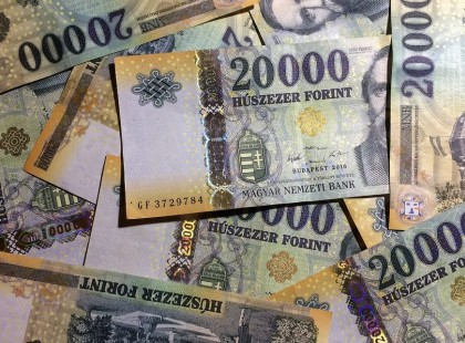 JÖN A NEGATÍV kamat 2020 január 1-től! Vagyis kevesebb pénzt kapsz vissza, mint amennyit betettél a bankba!!!! EZ A Bank vezeti be elsőként :