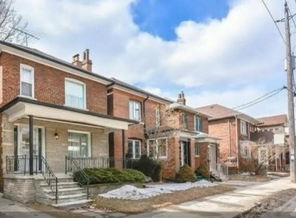 96 éves néni árulja a házát. Amikor benéznek, 72 éves titok derül ki, amit a szomszédok se tudtak