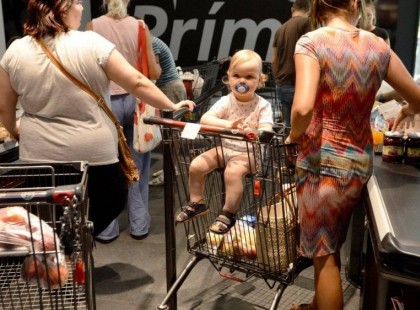 A boltban egy kislány állt előttem a kasszánál. Odapillantottam, és megláttam mit tesz, majd zokogásban törtem ki. EZT tette ekkor
