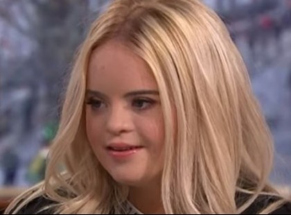 Ezt a gyönyörű Down-szindrómás lányt választották egy nagy sminkcég arcának: sugárzik belőle a szépség és a jóság <3