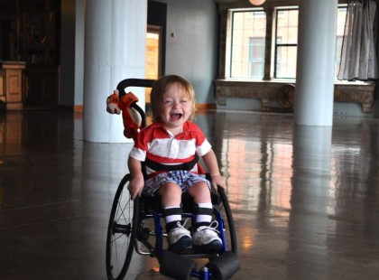 Az anyuka titokban lefotózta mit művel a srác az ő egyéves gyermekével. Most kétségbeesetten próbál a fiú nyomára bukkanni