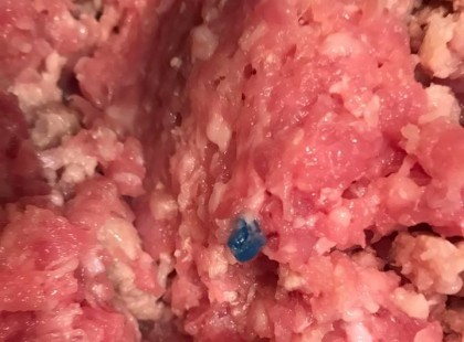 VETTÜNK MA DARÁLTHÚST Az egyik legnagyobb magyar szupermarketben, AMIKOR ELKEZDTÜK PIRÍTANI, EZT A MEGLEPETÉST TALÁLTUK BENNE. TUDJA MI EZ? Mi sajnos rájöttünk….