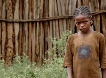 Hét férfi megragadta a 12 éves lányt… a rendőrség megdöbbent, amikor meglátta, hogy ki lépett közbe!