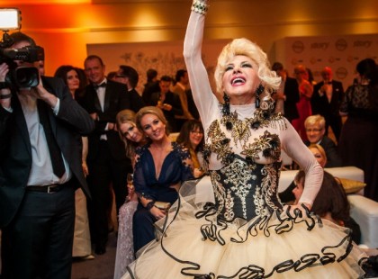 ÍME Medveczky Ilona legpompásabb ruhakölteményei, amit a királyi család is megirigyelhet!