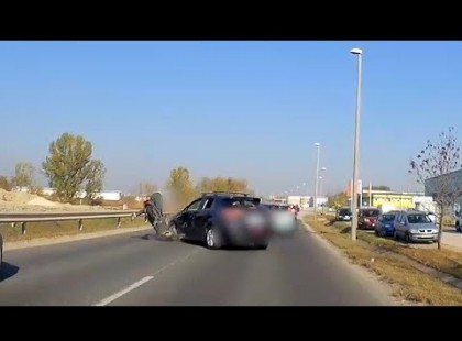 Szörnyű baleset rögzített egy fedélzeti kamera Dunakeszin.