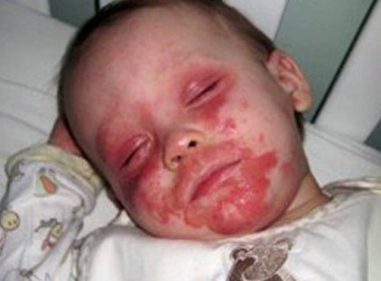 Az előre furakodott nagy arcú utas ráförmedt a jegykezelő hölgyre, erre a nő elmosolyodott és így szólt a mikrofonba...