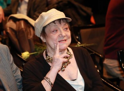 Ő vigyáz Csűrös Karolára. A szomszédok sztárjai összetartanak