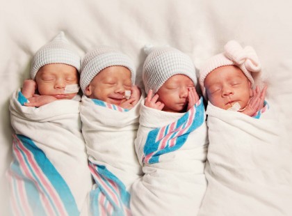 „Kaptunk négy kis csodát” –Jól vannak, szépen fejlődnek a debreceni négyes ikrek