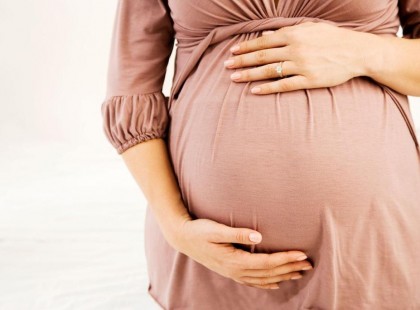 Parkban sétáltak majd olyan gyorsan indult meg a szülés, hogy férjével már nem értek be a közeli kórházba.Ekkor megjelent ez az ember és ezt tette!